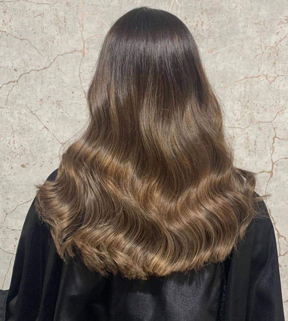 Glossy brunette waves